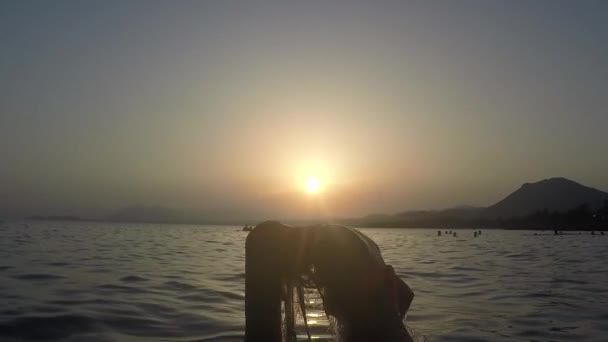 Mädchen unter Wasser planscht mit seinen langen Haaren in Zeitlupe heraus — Stockvideo