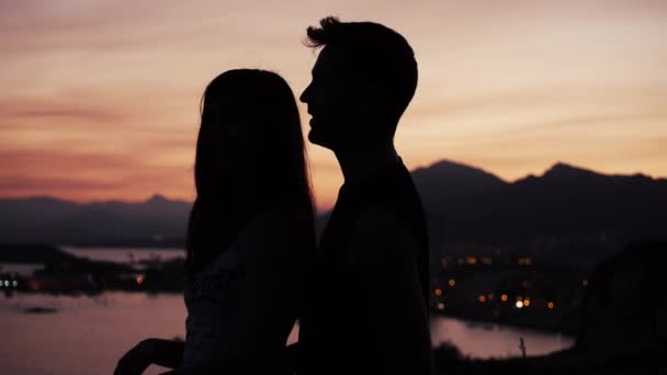 Pasangan berciuman di pemandangan pantai matahari terbenam — Stok Video