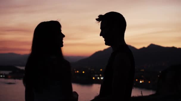 Couple kissing at sunset coastal landscape — Stock Video