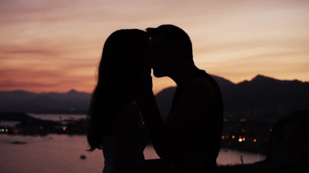 Casal beijando ao pôr do sol paisagem costeira — Vídeo de Stock