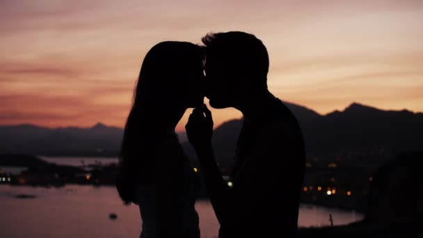 Pár csók a naplemente a parti táj — Stock videók