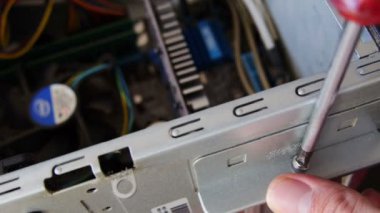 Bilgisayar tornavida ile sökerek