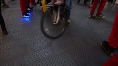patenciler Noel Baba olarak sokakta giyinmiş.
