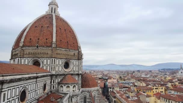 Katedralen i Florens på mulen dag panoramautsikt över fallande — Stockvideo