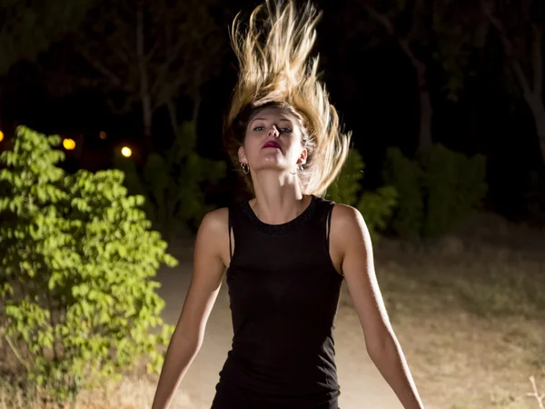 Blondes Model mit Haaren im Wind — Stockfoto