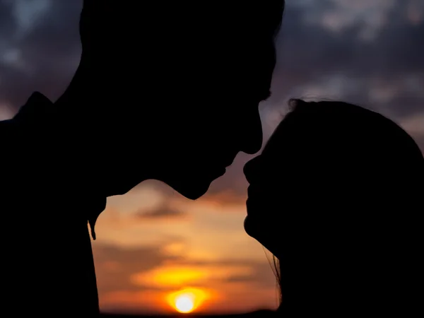 Pár a naplemente előtt csók — Stock Fotó