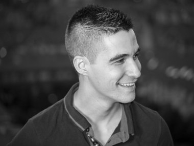 gülüyor ve doğru seyir siyah beyaz genç adam