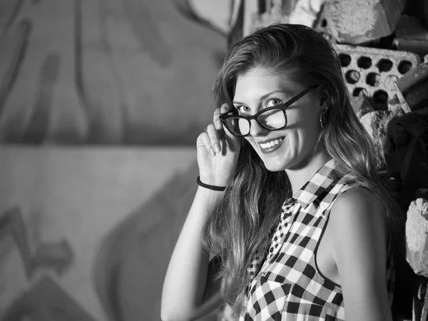 Gözlüklü sarışın kadın gülümseyerek siyah beyaz portre — Stok fotoğraf