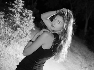 sarışın kadın siyah beyaz orta çekim