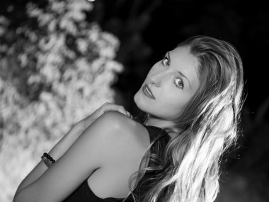 Sarışın kadının siyah beyaz portresi 