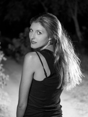 Kameraya bakarak siyah beyaz sarışın kadın