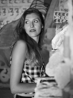 sarışın kadın onun arkasında sokakta arıyor