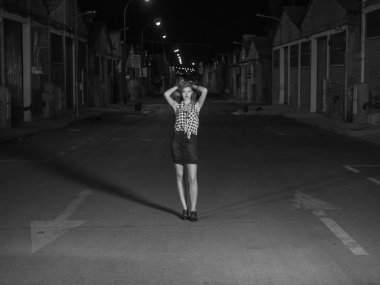 onun saçının elinde ile siyah beyaz güzel sarışın ayakta