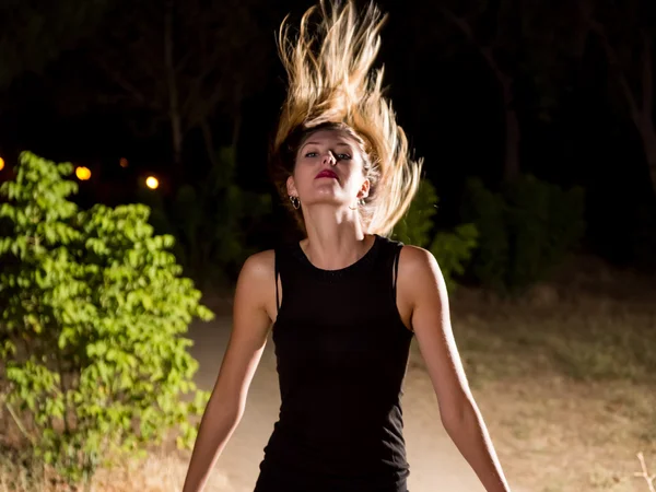 Modelo rubia con el pelo en el viento y la mujer Imagen de stock