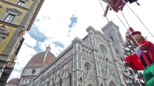 Italia, marioneta Pinocho en la Catedral de Florencia en Navidad — Vídeo de stock