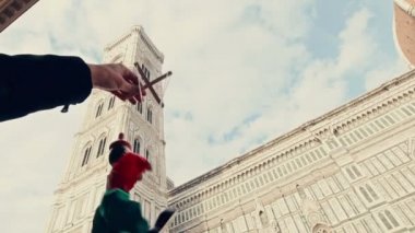kukla Pinokyo Floransa İtalya katedral önünde yürüyüş.