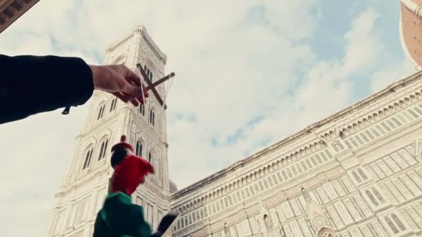 Puppet Pinocchio walking in front of the cathedral of Florence Italy — Stock Video