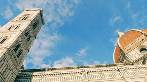 意大利佛罗伦萨大教堂的钟塔盘下来，鸽子飞 — 图库视频影像