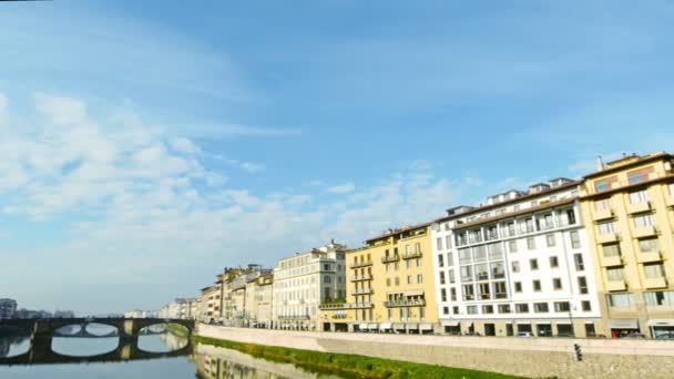 Флоренції Італії Святої Трійці міст від Старого мосту — стокове відео