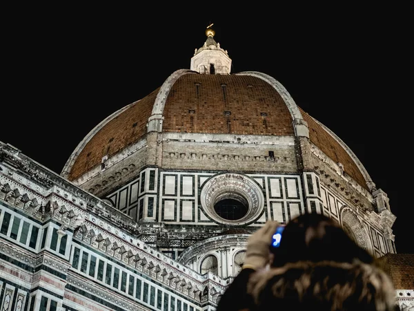Floransa Katedrali'nin kubbesi geceleri çekim kadın — Stok fotoğraf