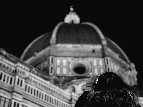 Mulher fotografando a cúpula da Catedral de Florença à noite — Fotografia de Stock