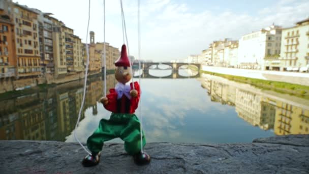 Florence italy Pinocchio puppet dancing near the bridge of the Holy Trinity — Stock Video