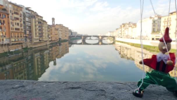 Флоренції Італії ляльковий Піноккіо ходьба ліворуч на мосту Понте Веккьо — стокове відео