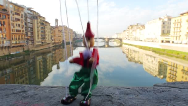 ヴェッキオ橋のイタリア フィレンツェ人形ピノキオ — ストック動画