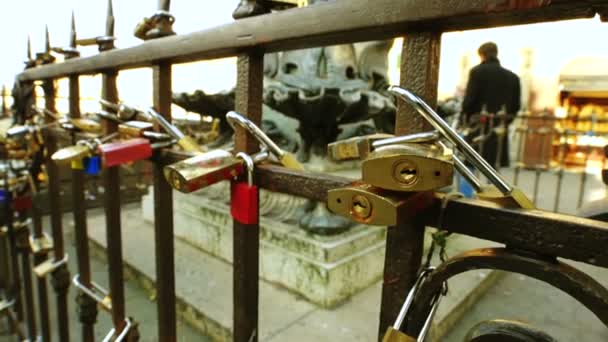 A szerelmesek a firenzei Ponte Vecchio Olaszország lakatok — Stock videók