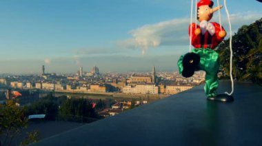 İtalya Floransa kukla Pinokyo şehir manzarası önünde oynarken