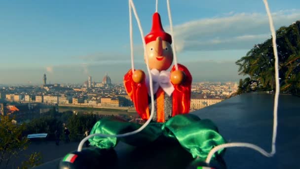 Italia Firenze burattino Pinocchio siede di fronte al paesaggio cittadino — Video Stock