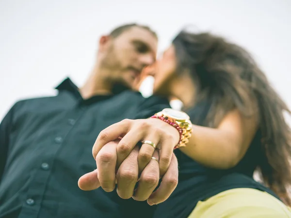 Couple tenant la main avec des anneaux Image En Vente