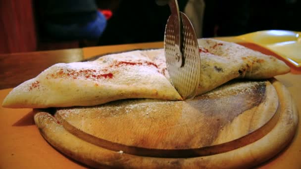 Calzone with pizza cutter — Stock Video
