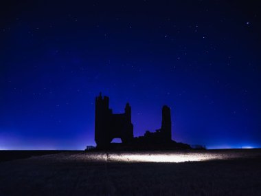 Ufo ışıkla kale manzara siluet