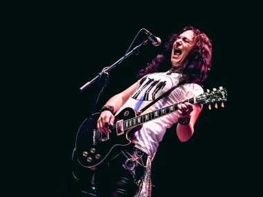 şarkıcı ve gitarist konserde çığlık