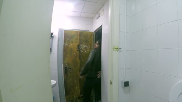 Travestiet invoeren van het toilet met een man — Stockvideo
