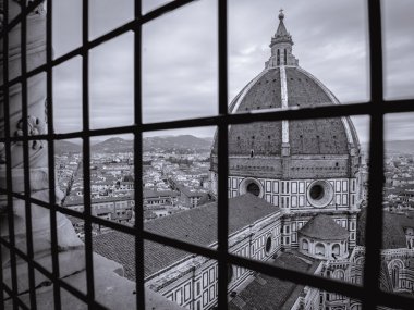 Floransa Katedrali arkasında barlar tek renkli