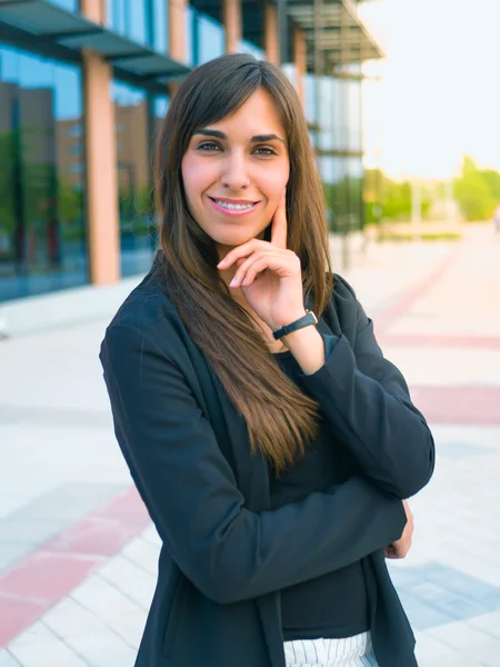 Joven mujer de negocios posando en la oficina principal Imágenes de stock libres de derechos