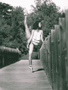 Başını, tek renkli kaldırdı bacak ile Latin dansçı