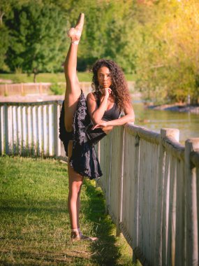 çok esnek Latin dansçı