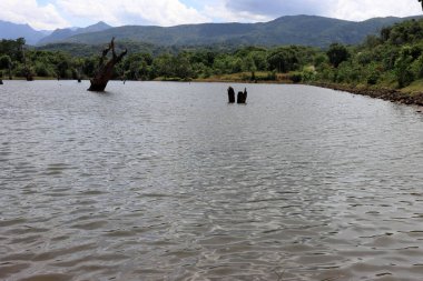 Dramatik gökyüzü ve dağ ile doğal göl manzarası