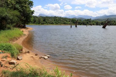 Dramatik gökyüzü ve dağ ile doğal göl manzarası
