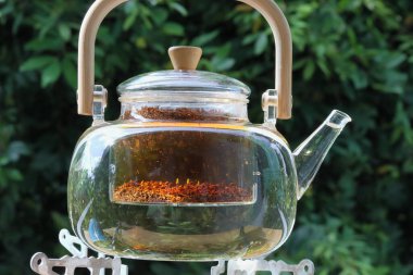Brewing the perfect black tea in a glass teapot at home