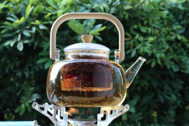 Brewing the perfect black tea in a glass teapot at home