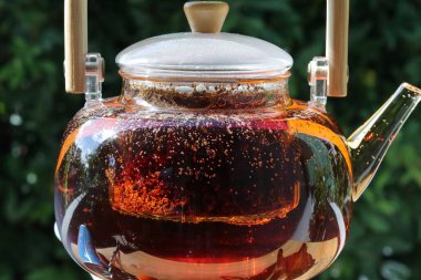 Kaynar su, çaydanlığa çay ile doldurulur.