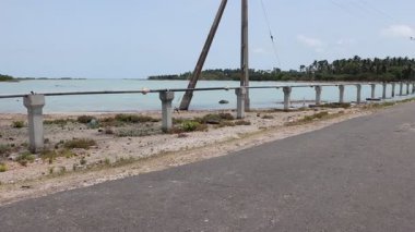 Gaz ya da yağlı boru hattı. Boru hattının akıntıları. Kamera yavaşça ileri doğru hareket ediyor. 4k Video