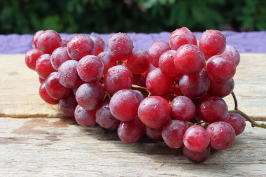 Ahşap arkaplanda kırmızı üzümler