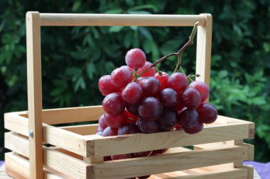 Ahşap arkaplanda kırmızı üzümler