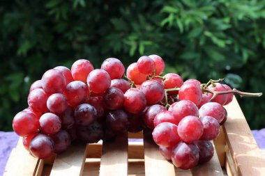 Ahşap arkaplanda kırmızı üzümler