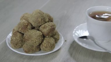 kek üzerinde beyaz tabak koydu ve bir fincan çay servis edilir